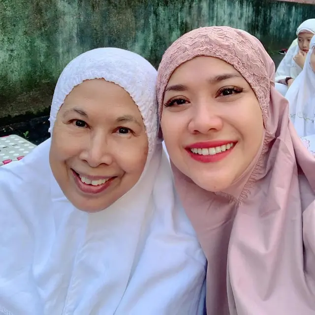 6 Momen Kebersamaan Bunga Citra Lestari dan Ibu Mertua, Penuh Kehangatan