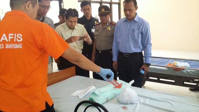 Inafis Polri mengolah TKP penganiyaan bayi dengan gunting hingga meninggal dunia. (Foto: Liputan6.com/Polres Banyumas/Muhamad Ridlo)