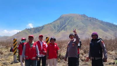 PMI Probolinggo Berjibaku Padamkan Karhutla Gunung Bromo, Hadapi Medan Sulit