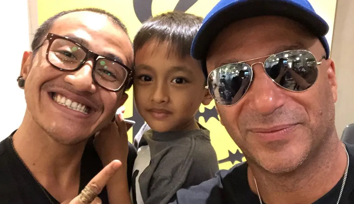 Tom Morello juga mengunggah foto bersama dengan pria dan seorang anak yang diberi nama Vivaldi Morello. 
(Liputan6.com/IG/@tommorello)