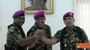 Citizen6, Surabaya: Hadir dalam serah terima jabatan tersebut para Perwira Staf Mako Menkav-1 Mar, Danyon Tank-1 Mar, Danyon Ranratfib-1 Mar, serta para pejabat teras dilingkungan Menkav-1 Mar. (Pengirim: Budi Abdillah)

