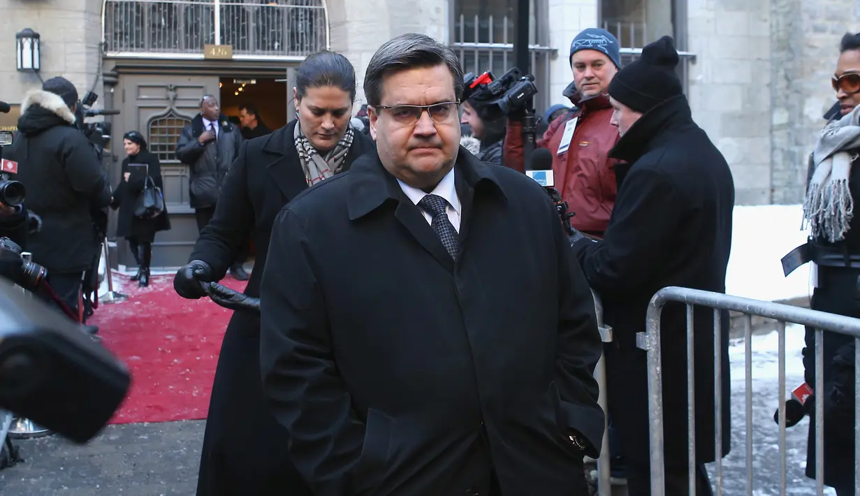 Walikota Montreal, Denis Coderre menghadiri acara penghormatan terakhir untuk Rene Angelil di Notre-Dame Basilica, Kanada, Kamis (21/1). Suami Celine Dion itu meninggal dunia pada Kamis (14/1) akibat kanker tenggorokan. (Tom Szczerbowski/Getty Images/AFP)