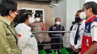 Menteri Lingkungan Hidup dan Kehutanan Siti Nurbaya saat mengunjungi Stasiun Kereta Api Pasar Senen, Jakarta Pusat, Selasa (26/4/2022). (Liputan6.com/Komarudin)