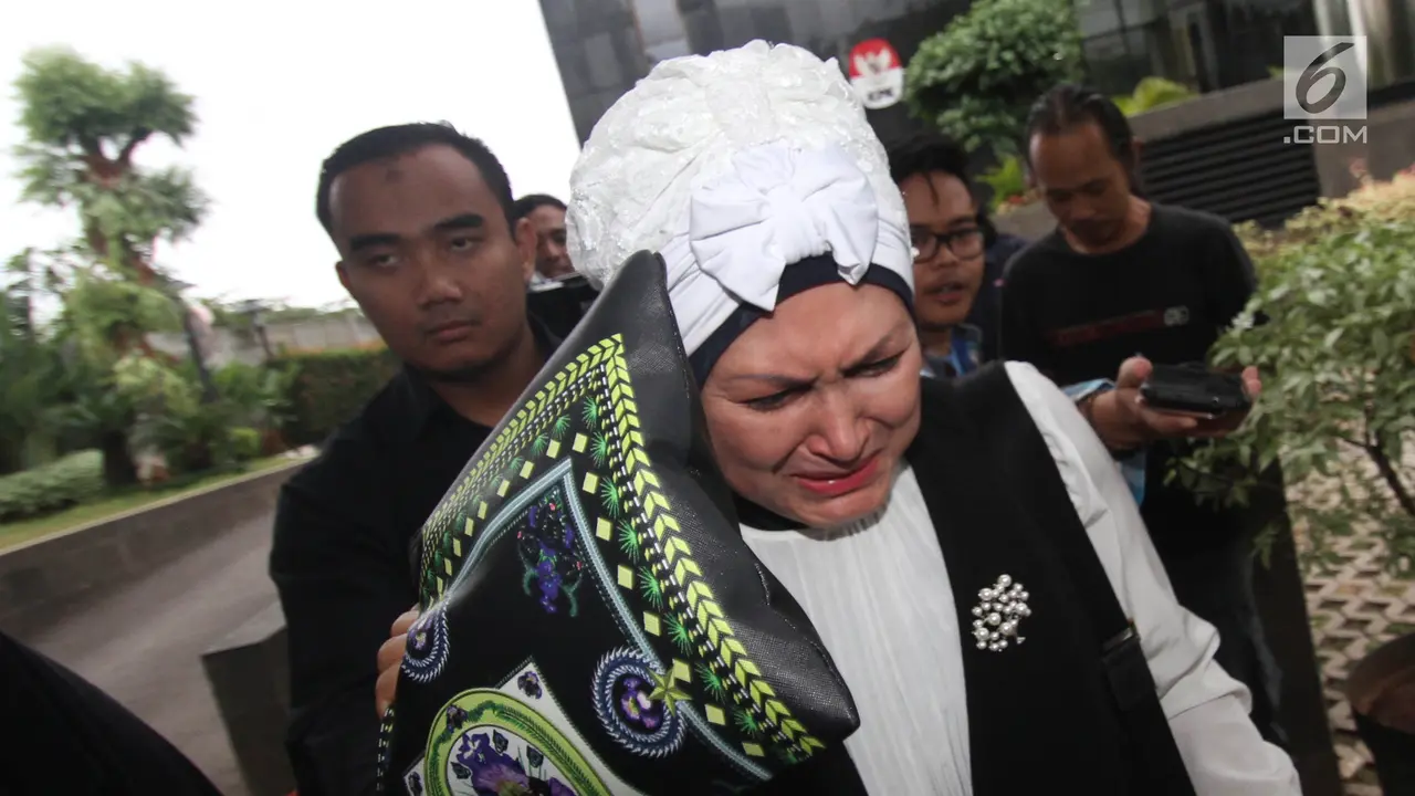 Tangis Ibu Zumi Zola Usai Diperiksa KPK