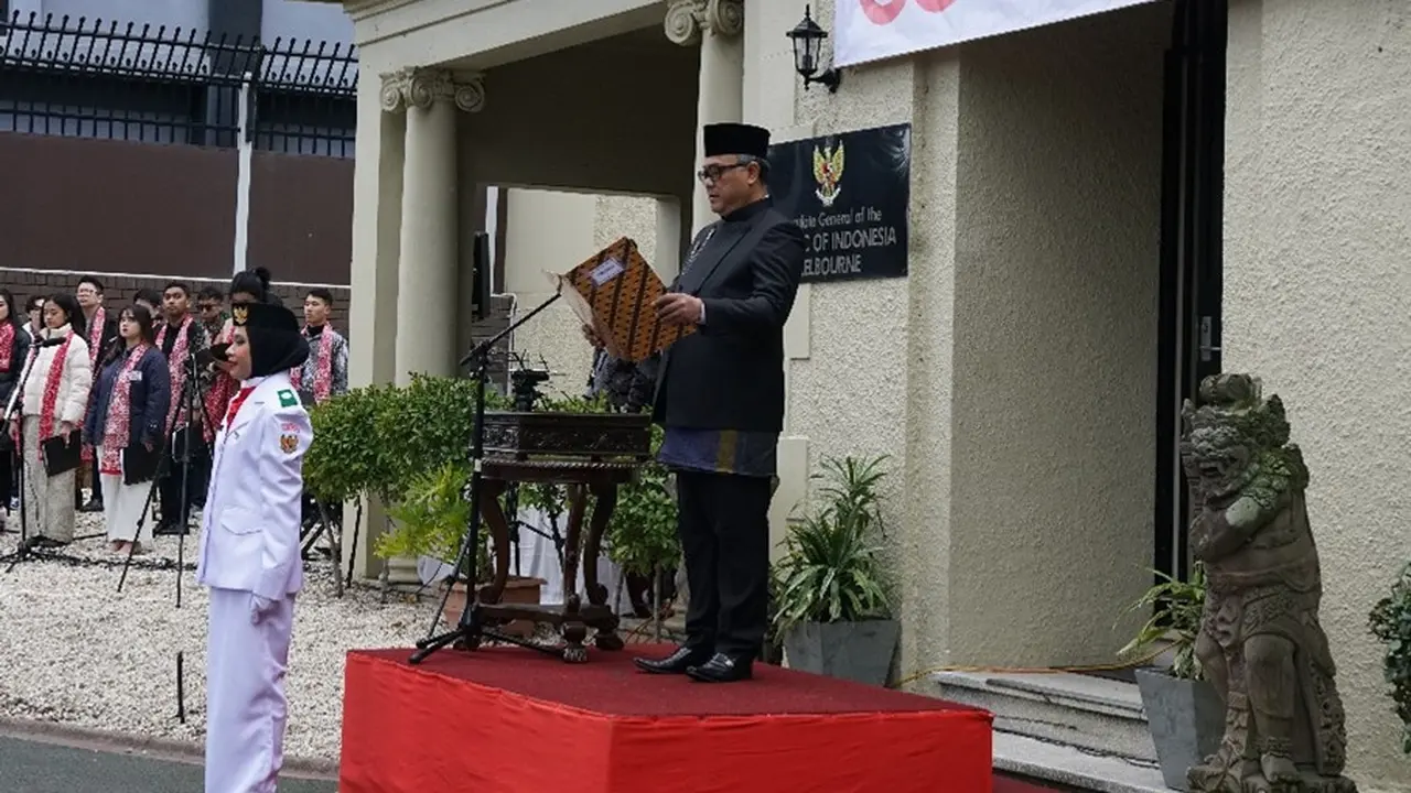 Konsul Jenderal RI Melbourne Y. Jatmiko Heru Prasetyo memimpin upacara peringatan HUT ke-80 Kemerdekaan RI di KJRI Melbourne pada Minggu (17/8/2025).