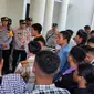 Puluhan Mahasiswa Universitas Gorontalo (UG) menggelar aksi unjuk rasa di halaman kantor DPRD Kabupaten Gorontalo (Arfandi Ibrahim/Liputan6.com)