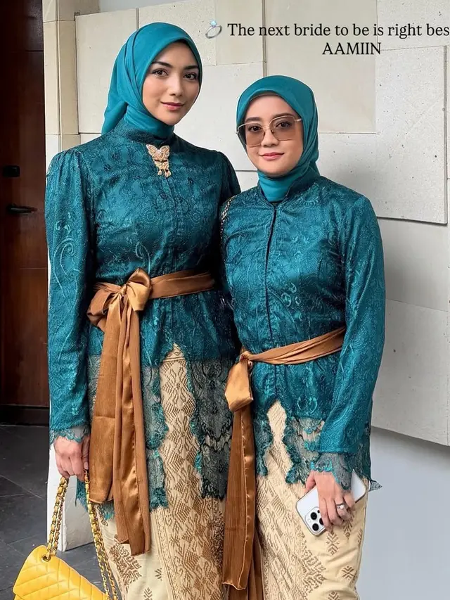 Citra Kirana kenakan kebaya hijau dipadukan obi coklat. [@citraciki]