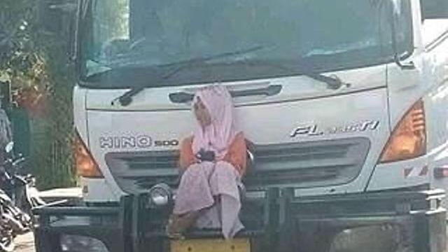 Terlalu Santai, 7 Cara Orang Naik Kendaraan Ini Bikin Elus Dada