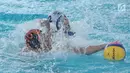 Pemain DKI Jakarta, Ridjkie (kiri) berebut bola pemain Jawa Barat, Zaenal Arifin saat final polo air Kejuaraan Aquatik Indonesia Open 2017 di Stadion Akuatik GBK, Jakarta, Jumat (15/12). DKI Jakarta unggul 12-7. (Liputan6.com/Helmi Fithriansyah)
