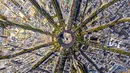 Pemandangan Arc de Triomphe di Paris  yang diambil melalui kamera drone. foto ini terlihat sangat futuristik. (Dailymail)