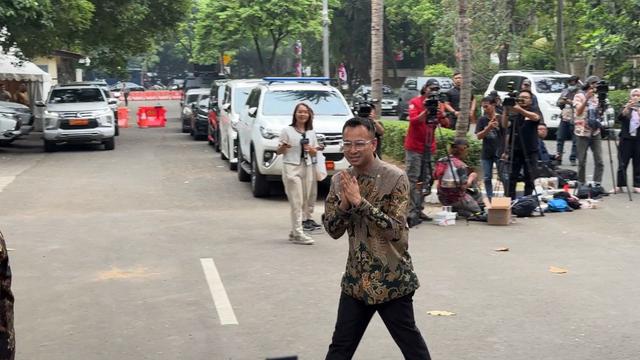 Artis Raffi Ahmad menyambangi kediaman Presiden Terpilih Prabowo Subianto di Jalan Kertanegara, Jakarta, Selasa (15/10/2024) (Liputan6.com/Nanda Perdana Putra)