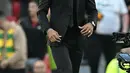 Gelandang Manchester United Casemiro diperkenalkan kepada para pendukung sesaat sebelum laga MU vs Liverpool dimulai di stadion Old Trafford, Senin (22/8/2022). (Paul ELLIS / AFP)