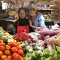 Tamara Bleszynski potret bersama dengan pedagang sayur di Pasar Lenteng Agung, Jakarta Selatan, Jumat (8/3/2019) (Dok.Instagram/@tamarableszynskiofficial/https://www.instagram.com/p/BuvA-6cFx0l/Komarudin)