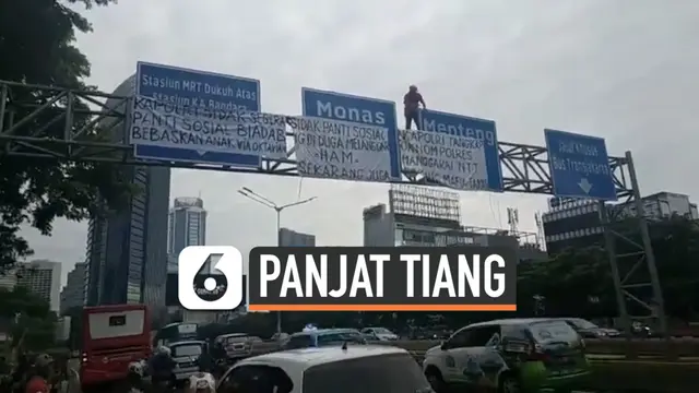 VIDEO: Aksi Pria Panjat Tiang Rambu Lalu Lintas di Thamrin