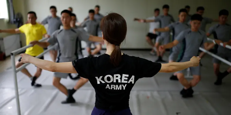 20160714-Tentara-Korea-Selatan-Tari-Balet-Reuters