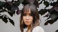 Penyanyi asal Indonesia, Niki juga terlihat manis dengan gaya rambut pendek berponi. Pelantun lagu “Lowkey” ini tampaknya memilih gaya rambut poni tipis ala cewek Korea. (Instagram/nikizefanya).