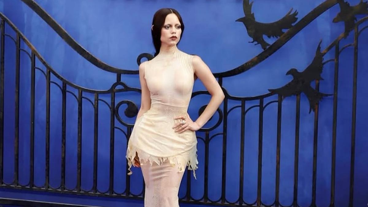 Gaya Dark Beauty Jenna Ortega Saat Hadiri Premiere Wednesday Season 2