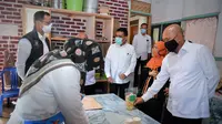 Menteri Koperasi dan UKM Teten Masduki saat mengunjungi pengrajin Comring (Comro Singkong Kering) merek Raja Rasa di Desa Sindangkerta, Kabupaten Bandung Barat, Selasa (24/11/2020).