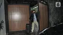 Penyidik KPK membawa koper usai menggeledah kediaman politisi PDIP Ihsan Yunus di kawasan Kayu Putih, Pulogadung, Jakarta, Rabu (24/2/2021). Dalam penggeledahan tersebut KPK mengerahkan 10 penyidik dan membawa dua koper saat keluar dari kediaman Ihsan Yunus. (merdeka.com/Iqbal S. Nugroho)