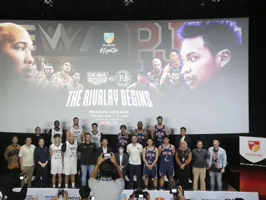 Perwakilan pemain Dewa United Banten dan Pelita Jaya Basketball berfoto bersama usai konferensi pers terkait dimulainya secara resmi musim kompetisi Indonesian Basketball League (IBL) GoPay 2026 di kawasan Senayan, Jakarta, Selasa (6/1/2026). Indonesian Basketball League (IBL) resmi mengawali musim kompetisi IBL GoPay 2026. (Bola.com/M Iqbal Ichsan)
