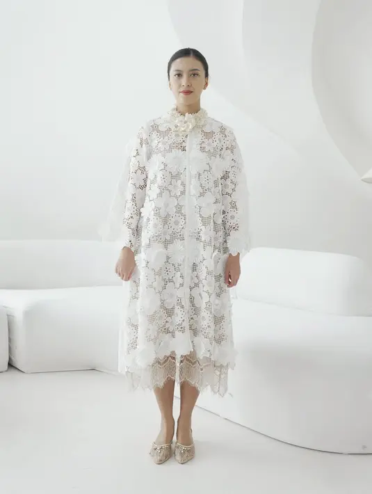 Kebaya pun memiliki berbagai model dari tunik, kebaya pendek, hingga dress lace yang tampak mewah. Dok. Sarah Dewanto