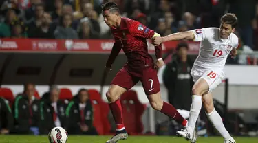 Duel panas terjadi di laga kualifikasi Piala Eropa 2016 antara Portugal dengan Serbia di stadion Luz, Lisbon, Minggu (29/3/2015). Portugal menang 2-1 atas Georgia. (REUTERS/Rafael Marchante)