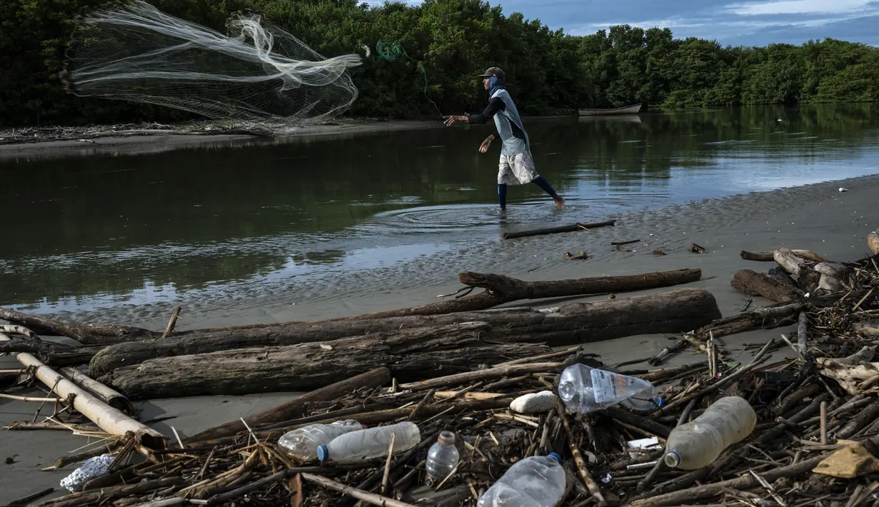 Pria itu mengatakan dia berhati-hati untuk tidak menginjak "botol air mineral" yang di dalamnya terdapat "jarum suntik". Dan mengatakan pernah melihat anak-anak bermain dengan mereka. (Yuri CORTEZ / AFP)
