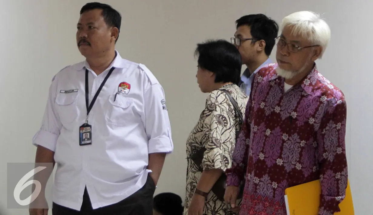 Suroso Atmo Martoyo tiba untuk menjalani sidang perdana di Pengadilan Tipikor, Jakarta, Kamis (18/6/2015). Suroso didakwa terkait dugaan suap proyek pengadaan zat tambahan bahan bakar tetraethyl lead (TEL) Pertamina 2004-2005. (Liputan6.com/Helmi Afandi)