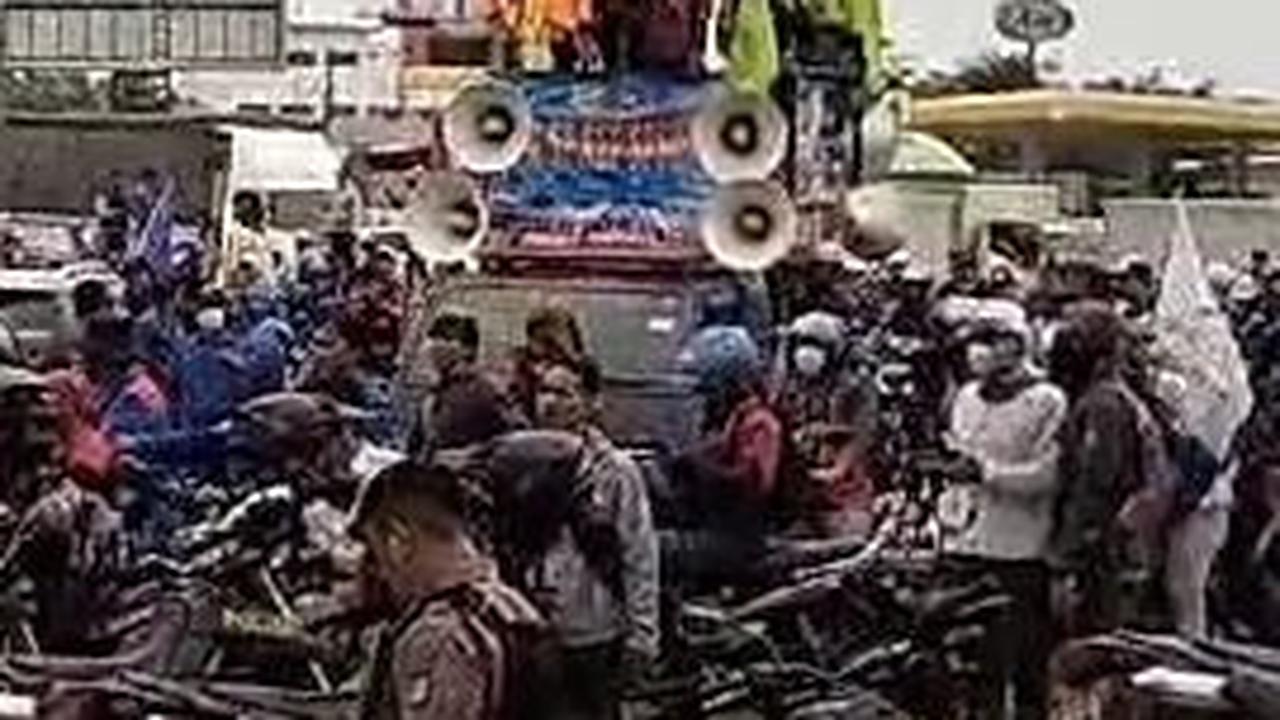 Buruh Demo Kenaikan UMK 2024, Sejumlah Jalan Arteri di Bekasi Macet