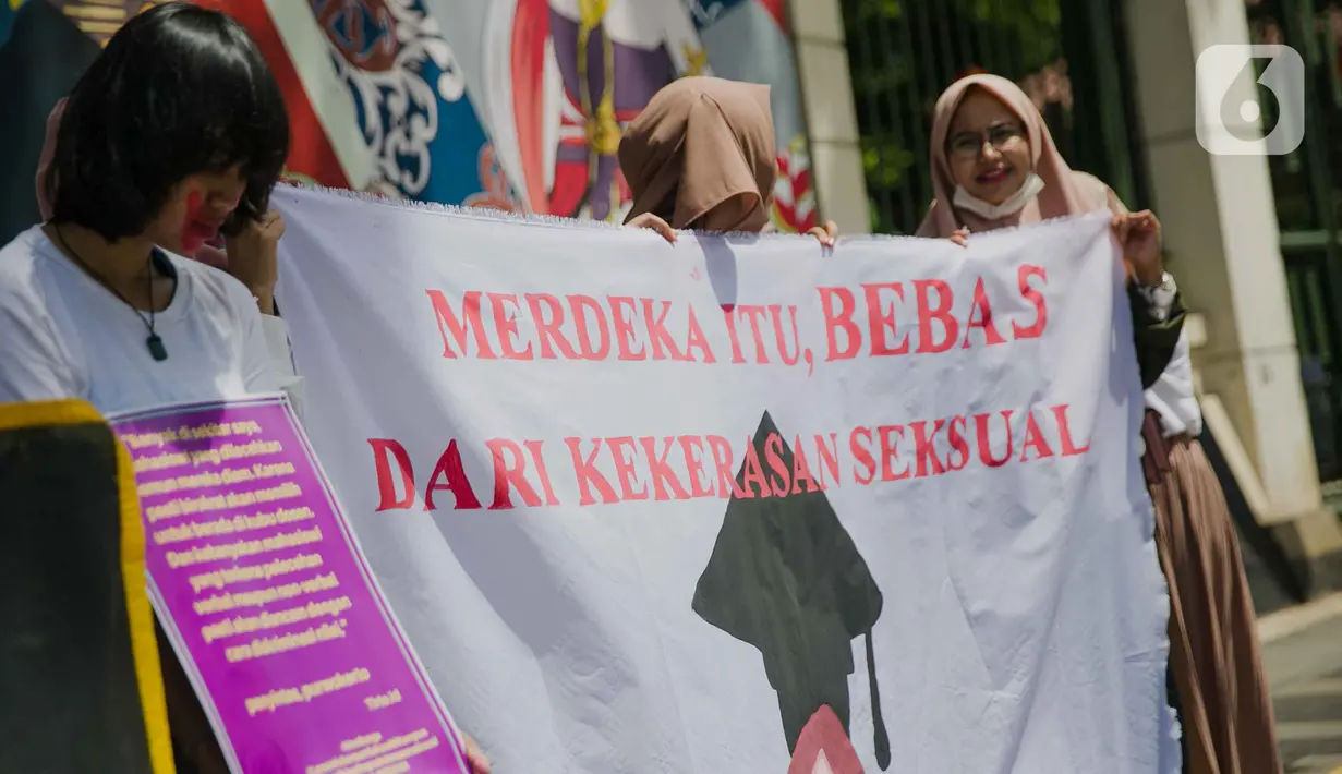 Massa Gerakan Perempuan Anti Kekerasan (Gerak Perempuan) menggelar aksi di Kementerian Pendidikan dan Kebudayaan, Jakarta, Senin (10/2/2020). Para perempuan tersebut menggambar tangan mereka dengan lipstik berwarna merah, sebagai simbol selama ini perempuan dibungkam. (Liputan6.com/Faizal Fanani)