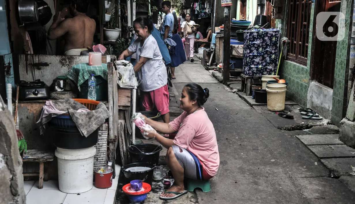 Warga mencuci piring menggunakan air tampungan di Kampung Baru Kubur, Penjaringan, Jakarta Utara, Selasa (11/1/2022). Sudah tiga bulan warga RW 15 Kampung Baru Kubur, tepatnya RT 4, 5, 6, dan 7 mengalami krisis air bersih. (merdeka.com/Iqbal S. Nugroho)