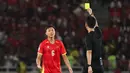 Pemain Timnas Vietnam U-23, Thai Son Nguyen (kiri) mendapatkan kartu kuning pada final Piala AFF U-23 2025 antara Indonesia U-23 vs Vietnam yang berlansung di Stadion Utama Gelora Bung Karno, Selasa (29/7/2025) malam WIB.