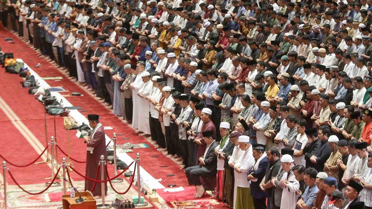FOTO: Tarawih Pertama  di Bulan Ramadan , Ribuan Umat Islam Padati Mesjid Istiqlal