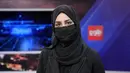 <p>Khatereh Ahmadi, seorang presenter televisi mengenakan penutup wajah saat membacakan berita di TOLO NEWS, di Kabul, Afghanistan, Minggu, 22 Mei 2022. Pada hari Minggu, presenter dan jurnalis perempuan menayangkan buletin berita di saluran-saluran terkemuka, mengenakan jilbab penuh dan cadar yang menutupi wajah sehingga hanya mata mereka yang terlihat. (AP Photo/Ebrahim Noroozi)</p>