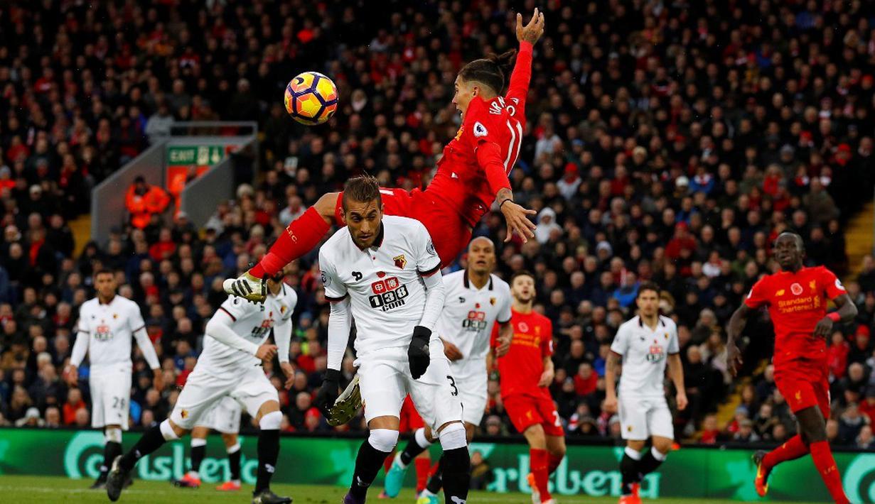Pemain Liverpool, Roberto Firmino, berduel dengan pemain Watford, Roberto Pereyra, di Stadion Anfield pada laga lanjutan Premier League 2016-2017, Minggu (6/11/2016). (Reuters/Phil Noble)