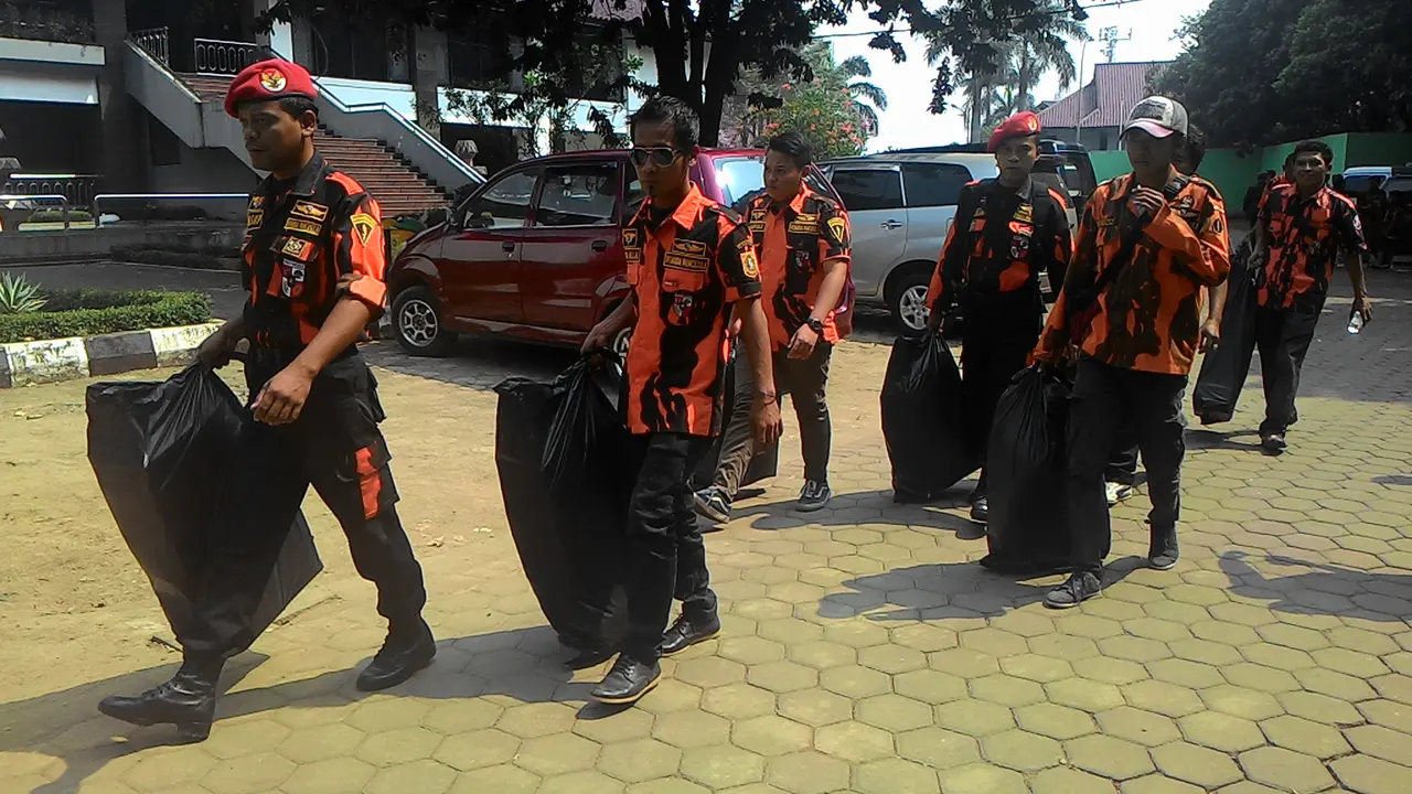 Pemuda Pancasila bersihkan masjid