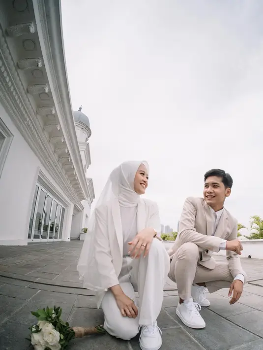 Sejumlah selebritas membanjiri foto prewedding ini dengan doa. “Bismillah semoga lancar ya, Ntang!” seru Teuku Wisnu di kolom komentar. “Bismillah lancar,” Kiky Saputri menyahut. Komika Ardit Erwandha malah mengira koleksi potret ini adalah foto buku tahunan sekolah. “Kok foto buku tahunannya berdua doang tang?” candanya. “Ngecek ke vendor,” Bintang Emon merespons. (Foto: Dok. Imagenic dari Instagram @bintangemon)