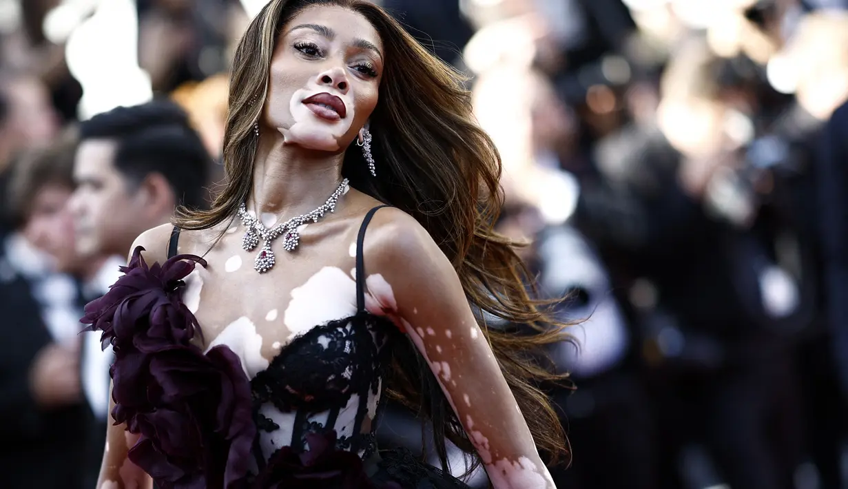 Model fesyen ini menata rambut cokelatnya dengan gelombang tebal untuk malam itu dan menghiasi wajahnya dengan riasan yang sempurna. (Sameer Al-Doumy / AFP)