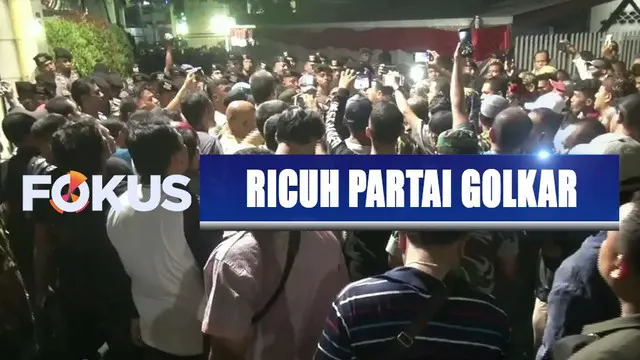 Kader Partai Golkar kubu Airlangga Hartarto dan Bambang Soesatyo ricuh berebut kantor DPP di Palmerah, Jakarta Barat.