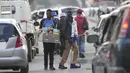 Krisis mata uang yang berlangsung selama bertahun-tahun yang memaksa penggunaan dolar AS pada tahun 2009 - salah satu aset yang paling dapat diandalkan di dunia - telah mengubah preferensi pembeli di negara Afrika selatan yang berpenduduk 15 juta jiwa ini. (AP Photo/Tsvangirayi Mukwazhi)