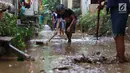Warga membersihkan lumpur dari banjir yang menggenangi Gang Arus Dalam di Cawang, Jakarta Timur, Rabu (24/4). Banjir kiriman dari Bogor yang menggenangi kawasan tersebut menyisakan lumpur dan sampah sehingga menganggu aktivitas warga. (Liputan6.com/Immanuel Antonius)