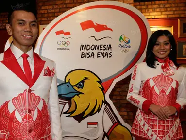 Model memakai seragam yang akan digunakan kontingen Indonesia untuk defile pada Olimpiade 2016 Rio de Janerio di Jakarta, Jumat (15/7/2016). (Bola.com/Vitalis Yogi Trisna)