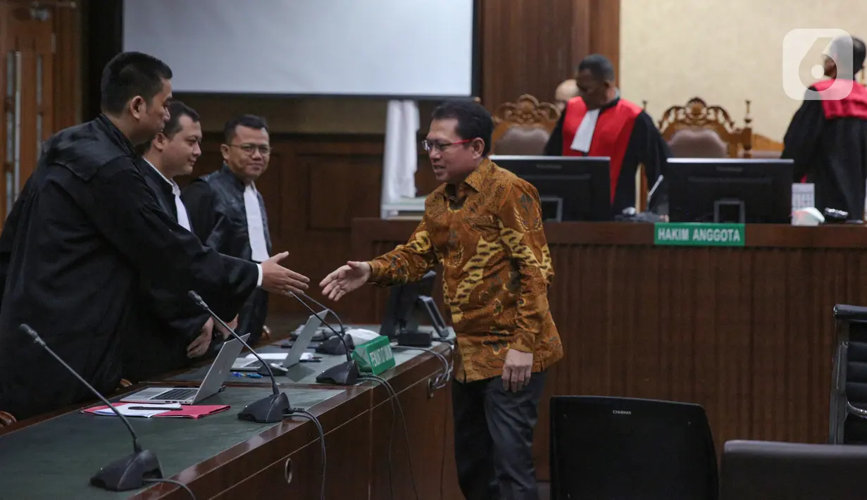 Selain itu, Hasbi Hasan dijatuhi hukuman denda sebesar Rp1 miliar serta membayar uang pengganti Rp3.880.844.400. (merdeka.com/Arie Basuki)