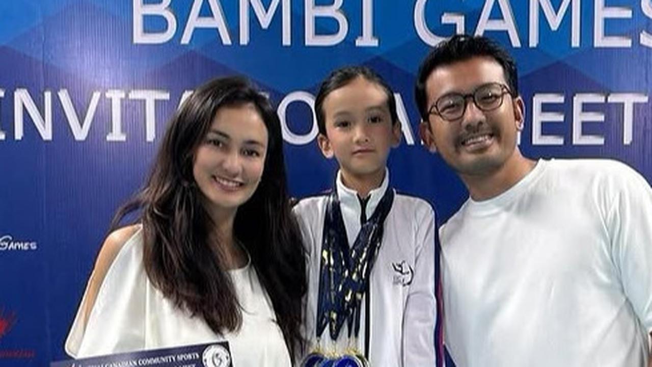 Potret Salma Putri Cantik Atiqah Hasiholan & Rio Dewanto Raih 4 Medali Emas di Kompetisi Gymnastic