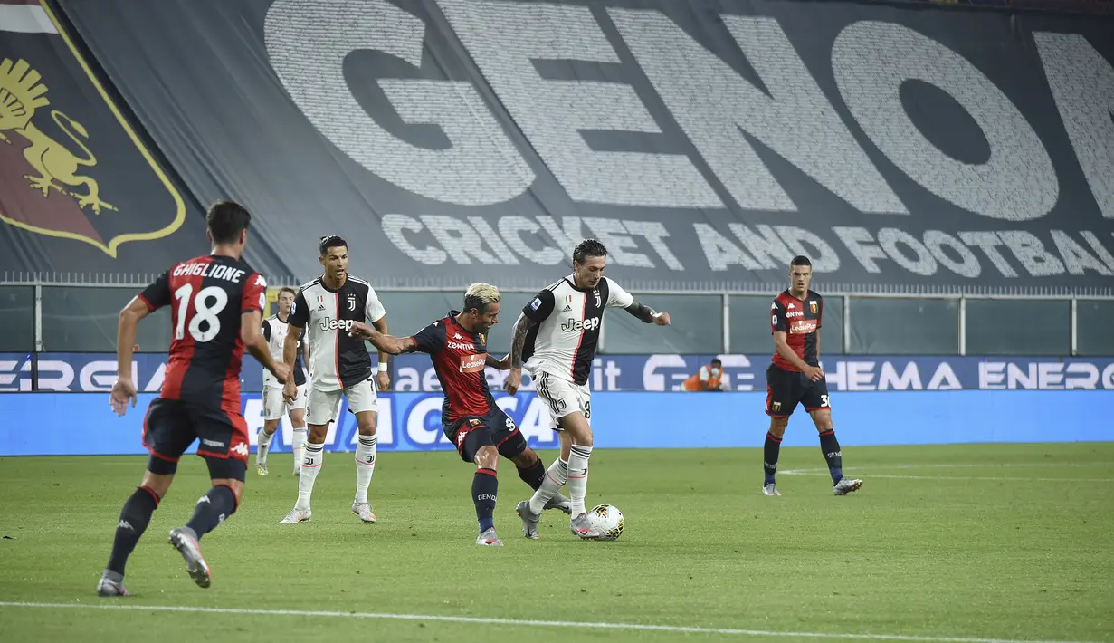 Pemain Juventus Federico Bernardeschi (kedua kanan) berebut bola dengan pemain Genoa pada pertandingan Serie A di Stadion Luigi Ferraris, Genoa, Italia, Selasa (30/6/2020). Juventus kokoh memuncaki klasemen sementara usai mengalahan Genoa 3-1. (Tano Pecoraro/LaPresse via AP)