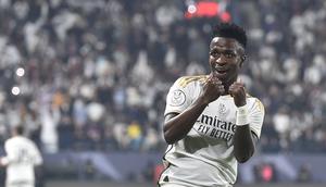 Pemain Real Madrid, Vinicius Junior melakukan selebrasi setelah mencetak gol ke gawang Barcelona pada laga final Piala Super Spanyol di Stadion King Saud University, Riyadh, Arab Saudi Senin (15/1/2024) dini hari WIB. Real Madrid menang dengan skor 4-1. (AP Photo)