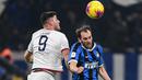Bek Inter Milan, Diego Godin, duel udara dengan pemain Cagliari, Alberto Cerri, pada laga Coppa Italia di Stadion Giuseppe Meazza, Rabu (15/1/2020). Inter Milan menang 4-1 atas Cagliari. (AFP/Miguel Medina)