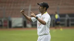 Pelatih Semen Padang, Nilmaizar, memimpin latihan anak asuhnya jelang laga final Piala Jenderal Sudirman di Stadion Gelora Bung Karno, Jakarta, Sabtu (23/1/2016). (Bola.com/Vitalis Yogi Trisna) 