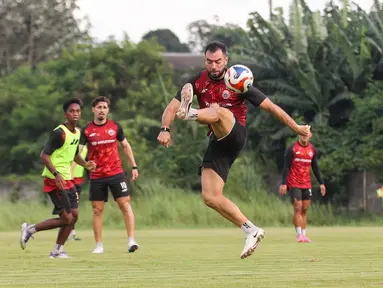 Jordi Amat mencoba mengalau bola pada saat sesi latihan Persija Jakarta yang bertempat di Persija Training Ground, Bojongsari, Rabu (5/11/2025).
