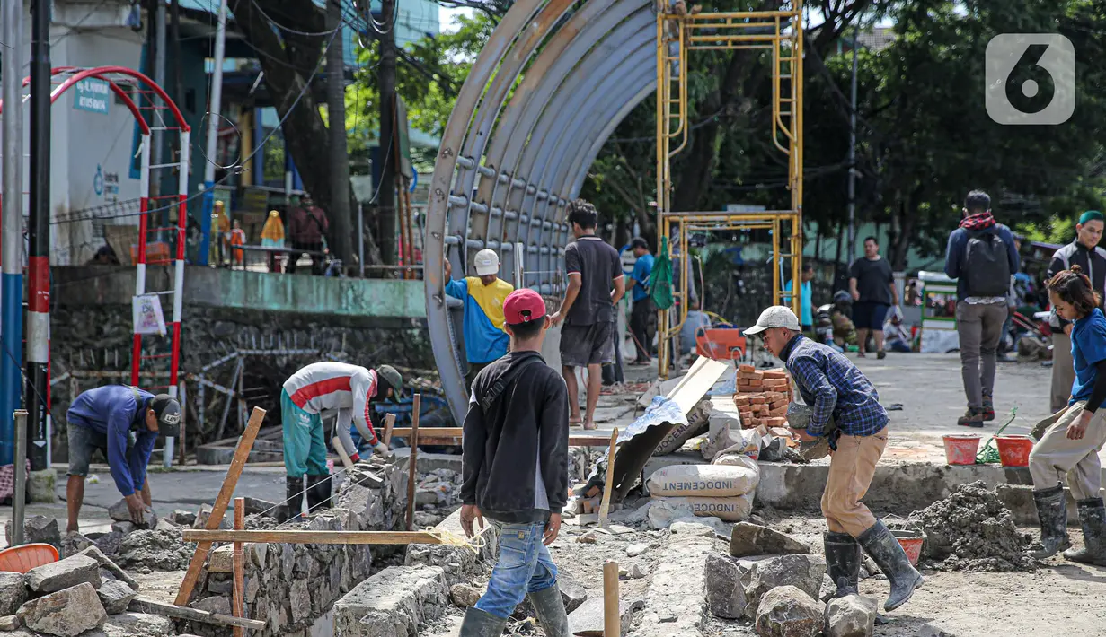 Pekerja menyelesaikan pembangunan revitalisasi Jembatan Cibubur, Jakarta, Senin (24/10/2022). Jembatan Cibubur yang saat ini sedang direvitalisasi, akan dilengkapi akses untuk pejalan kaki. Jembatan Cibubur yang menghubungkan Pasar Rebo dan Ciracas itu akan ditinggikan guna menghindari genangan ketika permukaan Kali Cipinang meninggi dan ditargetkan selesai pada bulan November 2022. (Liputan6.com/Faizal Fanani)